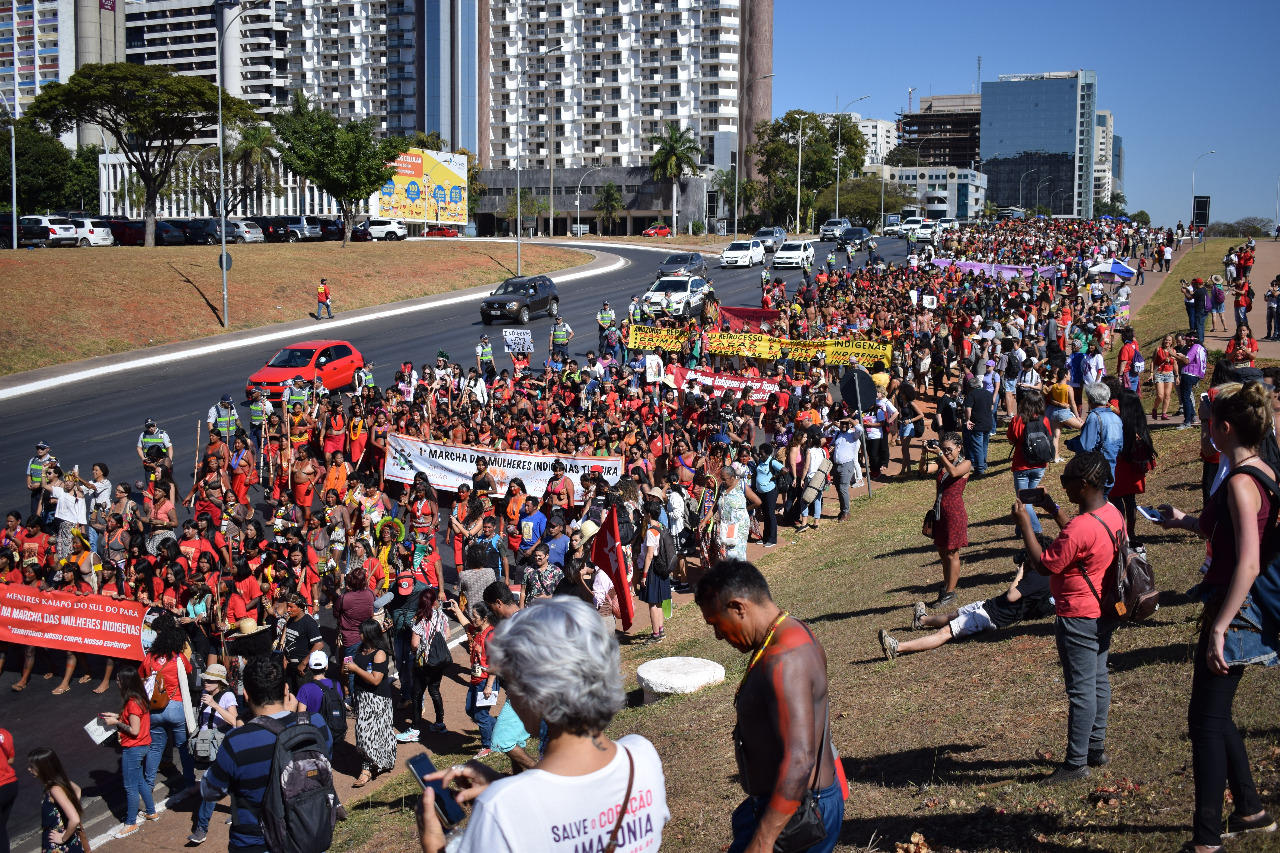 1ª Marcha das Mulheres Indígenas marca a história brasileira ao levar 3 mil mulheres às ruas em defesa dos territórios