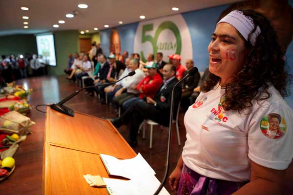 “Políticas para mulheres avançam em âmbito federal, mas barram no Congresso” – Adital entrevista Alessandra Lunas, da Contag