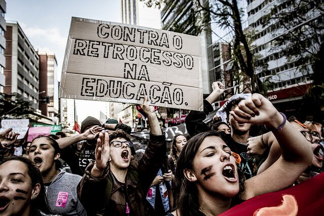 Vamos às ruas em defesa da educação