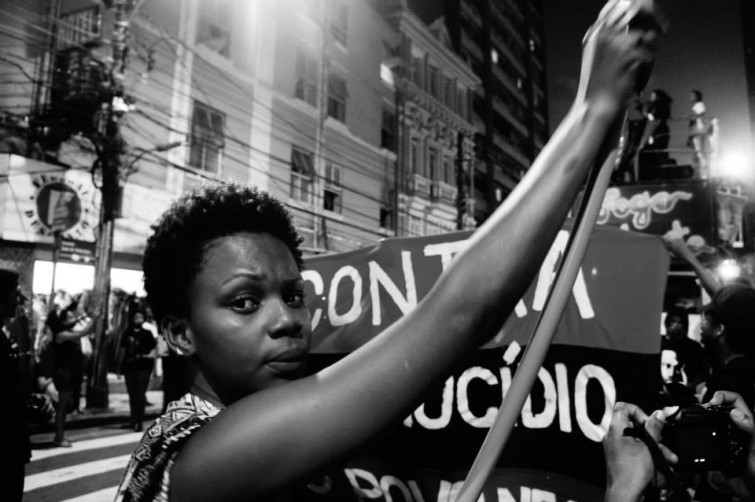 Taxa de homicídios de negros foi quase 2,5 vezes maior que de não negros em 2015