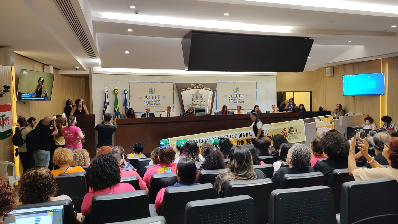 Movimento feminista pressiona Governo PE por políticas de enfrentamento à violência contra as mulheres