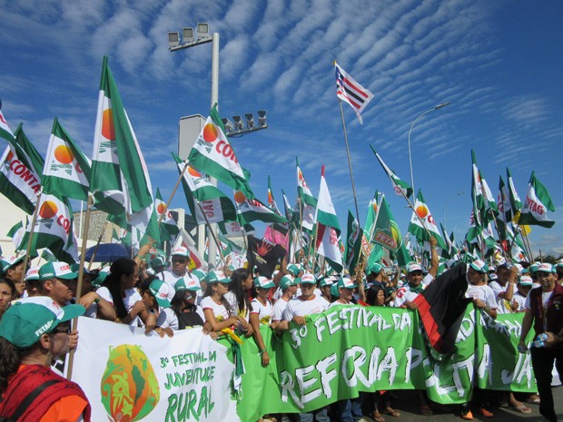 “As jovens mulheres presentes na Marcha das Margaridas 2015, reivindicam…”