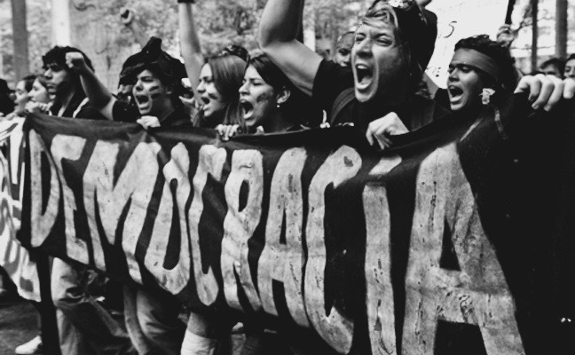 Questão Democrática no Brasil frente aos processos de desestruturação política e social.