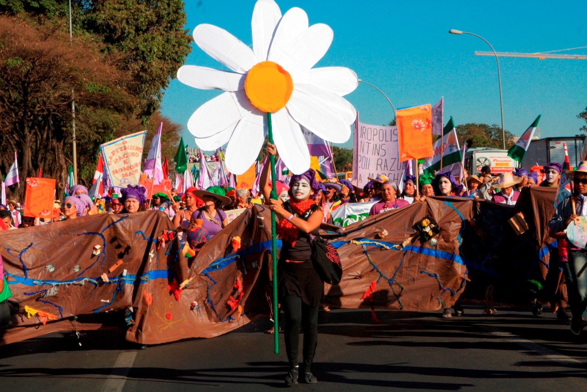 Margaridas na luta por DEMOCRACIA e garantia de DIREITOS