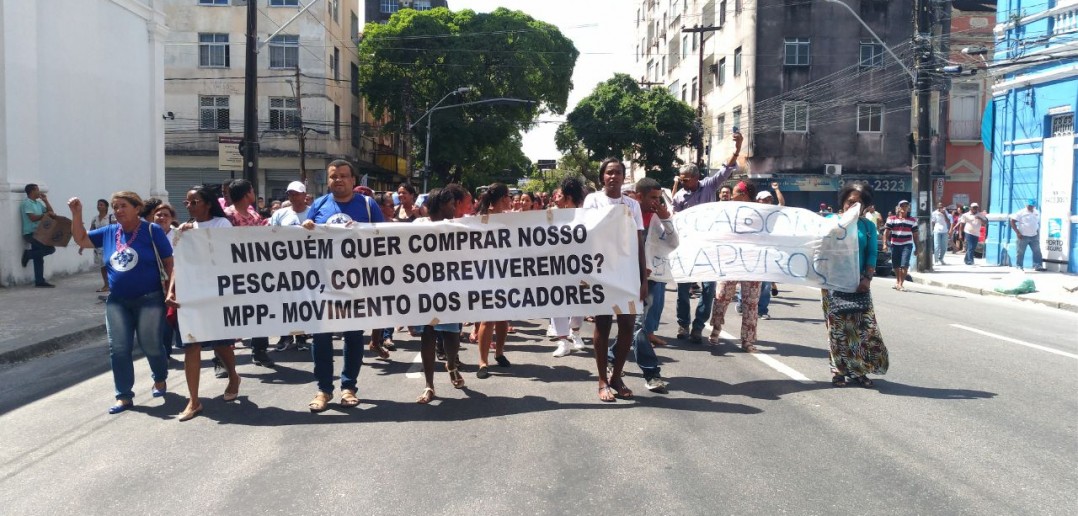 Pescadoras e pescadores levam desespero da fome à Assembleia Legislativa e ao Palácio do Governo