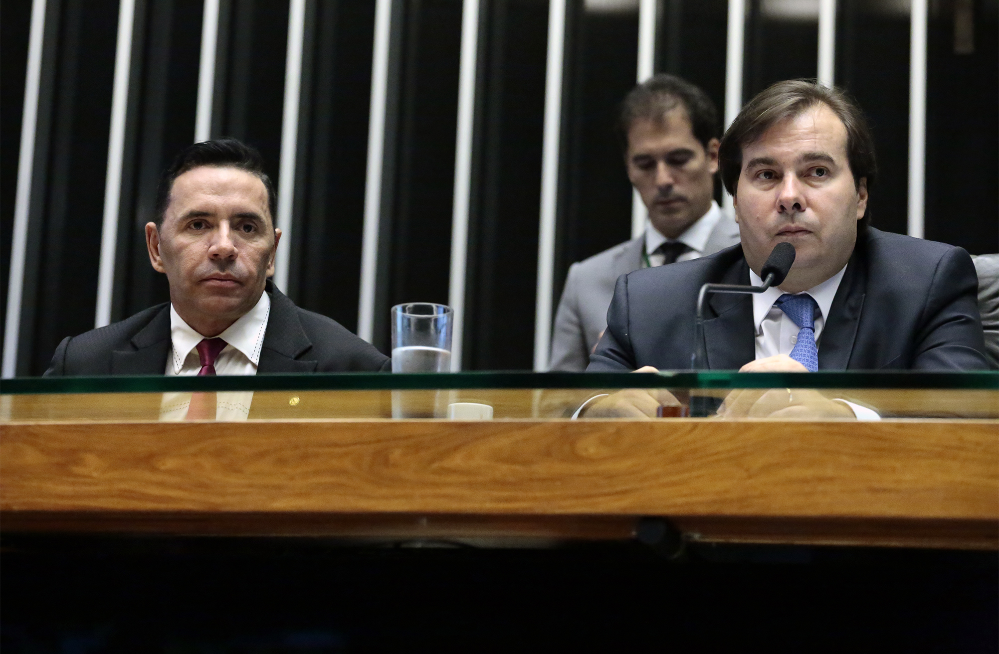 Conceição Lemes (Viomundo): “Rodrigo Maia dá golpe à la Cunha: Câmara aprova urgência da reforma trabalhista; veja como votou cada deputado”.