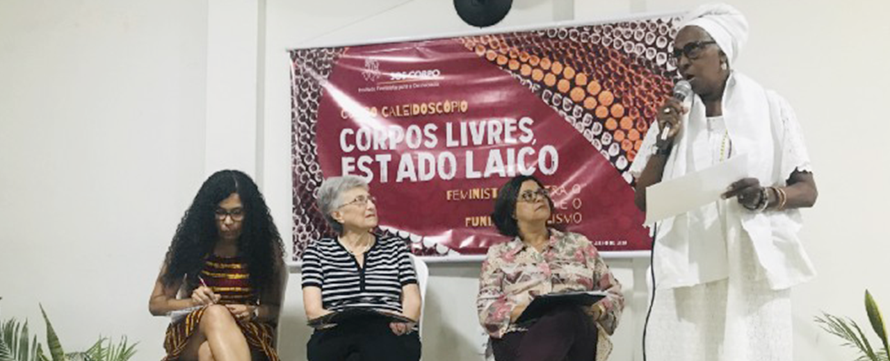 Três religiosas de mãos dadas contra o Fundamentalismo e os preconceitos